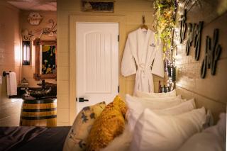 "Honey Hole" Romantic Treehouse Getaway Near Pigeon Forge - Indoor & Outdoor Soaking Tub - 8