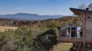"Honey Hole" Romantic Treehouse Getaway Near Pigeon Forge - Indoor & Outdoor Soaking Tub - 5