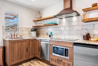 Romantic Tiny Luxury Retreat w heated pool, sauna n outdoor shower in Wimberley 10 acres - 2