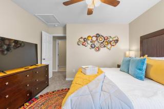 Royal Retreat: Luxurious House with 4 King Beds! - Richmond - 3