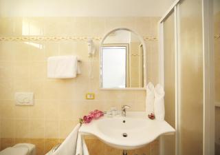 Hotel Mignon Riccione Fronte Mare - 9