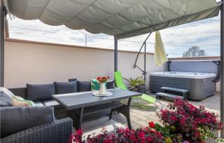 Amazing Home In Marcana With Jacuzzi - 9