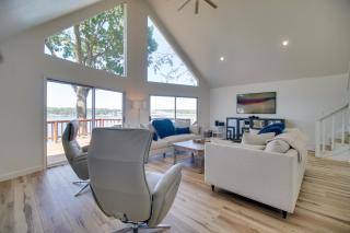 Grove Hideaway Vacation Rental with Boat Dock! - Grove - 0