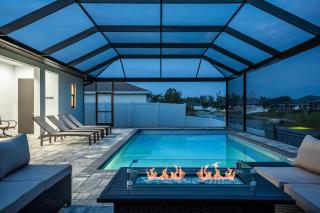 Heated Pool, Canal Views, Sleeps 8 - Villa Sip N' Sea - Cape Coral - 8