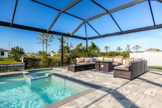 Heated Pool, Canal Views, Sleeps 8 - Villa Sip N' Sea - Cape Coral - 6