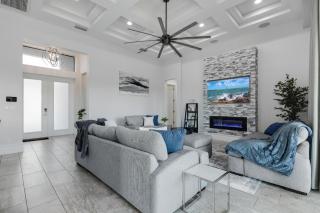 Heated Pool, Canal Views, Sleeps 8 - Villa Sip N' Sea - 4