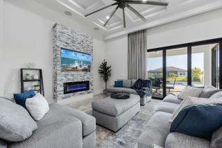 Heated Pool, Canal Views, Sleeps 8 - Villa Sip N' Sea - 1