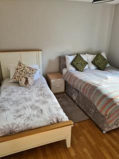 MASSIVE 4 Bed home walking distance to the City lights, perfect for business trips - 4