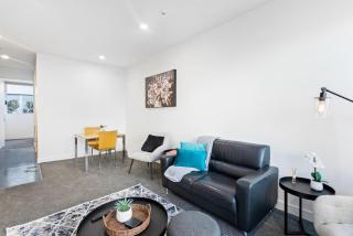 City Scape Hideaway w carpark, spa, pool and gym - 9