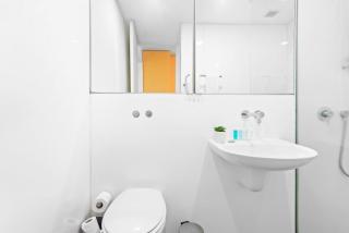 City Scape Hideaway w carpark, spa, pool and gym - 5