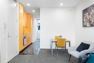 City Scape Hideaway w carpark, spa, pool and gym - Auckland - 1