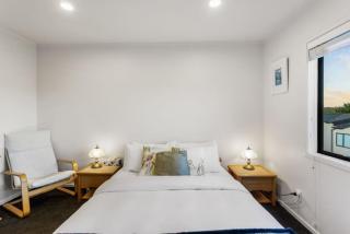 2 Bedroom Coastal North Shore Retreat - Parking - Auckland - 0