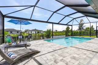 Beautiful spacious new home on a salt water canal, sleep 10 - 8