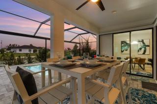 Beautiful spacious new home on a salt water canal, sleep 10 - 5