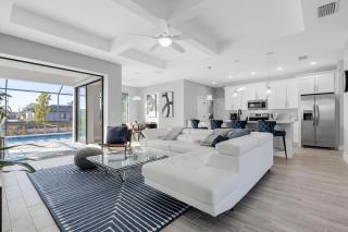 Beautiful spacious new home on a salt water canal, sleep 10 - 1