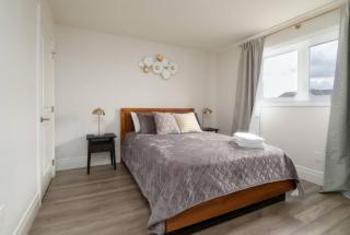 Stylish House W a Media Room Near Downtown Picton - Picton - 3