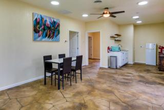 2 Mi to Main St Newton Guest House - 4