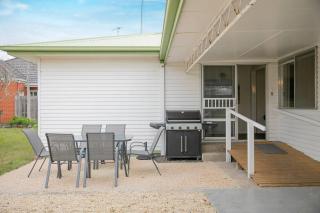 Breezy Beach Shack Footsteps to Sand and Surf - Ocean Grove - 9