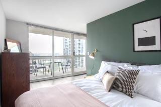 Gold Coast Convertible w Lounge nr Oak St CHI-83 - Chicago - 4