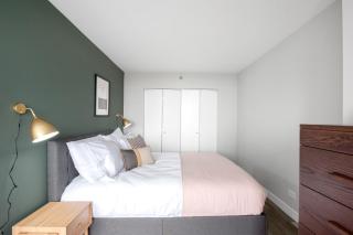 Gold Coast Convertible w Lounge nr Oak St CHI-83 - Chicago - 3