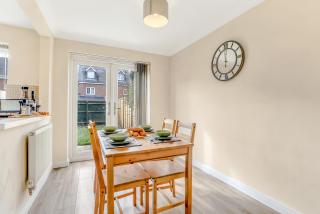 Silver Stag Properties, 3 BR w Parking and Garden - Smisby - 4