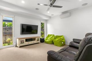 Harbour Drive Luxury in Bluewater Estate - Yorkeys Knob - 1