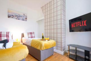 3 Bedroom House in City Centre - Sleeps up to 7 - Free Parking, Fast Wifi, Pool Table and SmartTV with SkyTV and Netflix by Yoko Property - 2