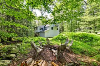 Traditional Blakeslee Chalet Deck and Lake Access! - 0
