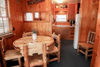 Lazy R Cottages- 2 cabin - 8