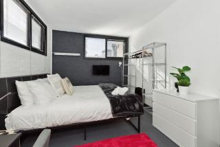 Group Stays Made Easy Opp Victoria Mkt by Custom Bnb Hosting - 3