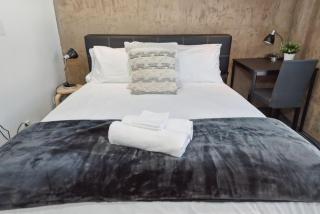 Group Stays Made Easy Opp Victoria Mkt by Custom Bnb Hosting - 4