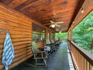 Fun Woodsy Cabin! Hot Tub, Game Room, Fire Pit! - Cherry Log - 4