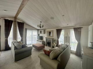 Luxury 6-8 Berth Lodge - 9