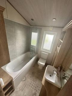 Luxury 6-8 Berth Lodge - 5
