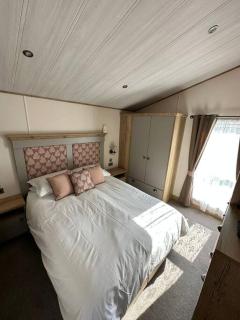 Luxury 6-8 Berth Lodge - 3