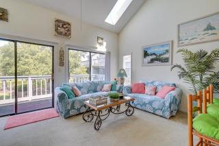 Balcony & Community Perks: Condo in Surfside Beach - 1