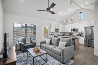 Ricky's Roost with Hot Tub - Fredericksburg - 5