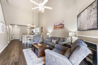 Pointe Royale Resort - Restaurant, Golfing, Pools, Gym, Trails, Lake Access - 1