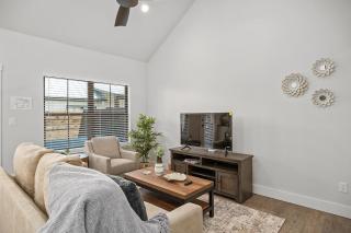 Ethel's Digs with Hot Tub - Fredericksburg - 8