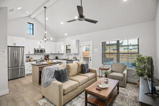 Ethel's Digs with Hot Tub - Fredericksburg - 7