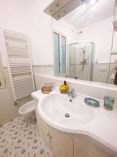 BEAUTIFUL renovated apartment ,NEXT TO THE BEACH ! AIR-C, FREE PARKING! - 1