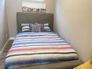 Cozy basement suite - Calgary - 4