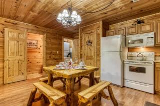 American Spirit, Free Tickets, Hot Tub, WIFI, Cozy Cabin Retreat in the Smokies Comfort & Fun! - Sevierville - 9