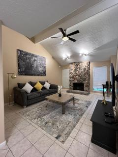 Centrally located Houston Retreat! Sleeps 8, 10 Min to Downtown, Free Parking - 9