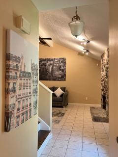 Centrally located Houston Retreat! Sleeps 8, 10 Min to Downtown, Free Parking - 1