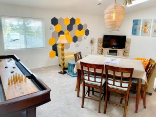 Honeybee Hive HOT TUB BBQ 8 minutes to Bass Lake Sleeps up to 6 - 9