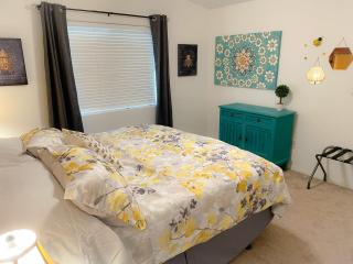 Honeybee Hive HOT TUB BBQ 8 minutes to Bass Lake Sleeps up to 6 - 4