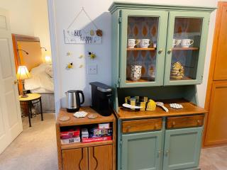 Honeybee Hive HOT TUB BBQ 8 minutes to Bass Lake Sleeps up to 6 - 3