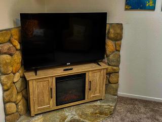 Honeybee Hive HOT TUB BBQ 8 minutes to Bass Lake Sleeps up to 6 - 2