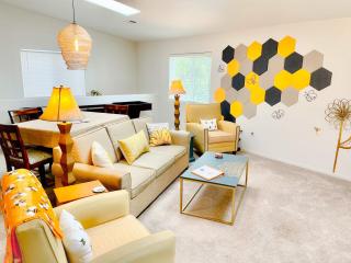 Honeybee Hive HOT TUB BBQ 8 minutes to Bass Lake Sleeps up to 6 - 1